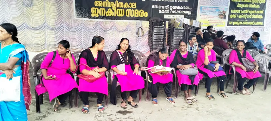 ചേർത്തല റെയിൽവേ സ്റ്റേഷന് സമീപം ദേശീയപാതയോരത്ത് ശനിയാഴ്ചത്തെ സത്യഗ്രഹത്തിൽ കാറ്ററിങ് തൊഴിലാളികൾ അണിചേർന്നപ്പോൾ