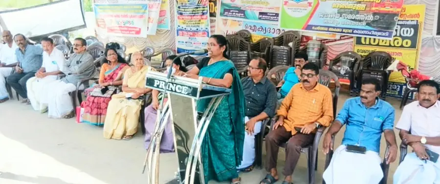 റെയിൽവേ സ്‌റ്റേഷന്‌ മുന്നിൽ ഉയരപ്പാത ഉൾപ്പെടെ ആവശ്യങ്ങൾ ഉന്നയിച്ച്‌ അക്ഷരജ്വാല കലാസാഹിത്യ വേദി സത്യഗ്രഹം പ്രസിഡന്റ്‌ ശർമിള ശെൽവരാജ്‌ ഉദ്‌ഘാടനംചെയ്യുന്നു