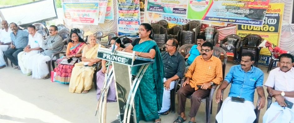 റെയിൽവേ സ്‌റ്റേഷന്‌ മുന്നിൽ ഉയരപ്പാത ഉൾപ്പെടെ ആവശ്യങ്ങൾ ഉന്നയിച്ച്‌ അക്ഷരജ്വാല കലാസാഹിത്യ വേദി സത്യഗ്രഹം പ്രസിഡന്റ്‌ ശർമിള ശെൽവരാജ്‌ ഉദ്‌ഘാടനംചെയ്യുന്നു
