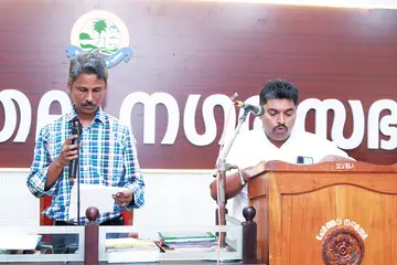  ചേർത്തല നഗരസഭാ ചെയർമാൻ എസ്‌ സോബിന്‌ വരണാധികാരി റിജോ മാത്യു സത്യപ്രതിജ്ഞ ചൊല്ലിക്കൊടുക്കുന്നു