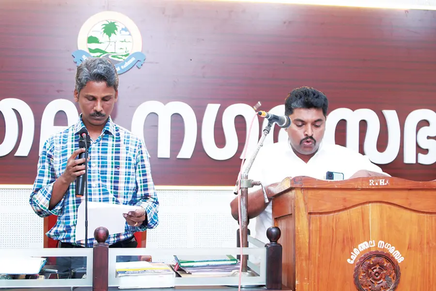 ചേർത്തല നഗരസഭാ ചെയർമാൻ എസ് സോബിന് വരണാധികാരി റിജോ മാത്യു സത്യപ്രതിജ്ഞ ചൊല്ലിക്കൊടുക്കുന്നു