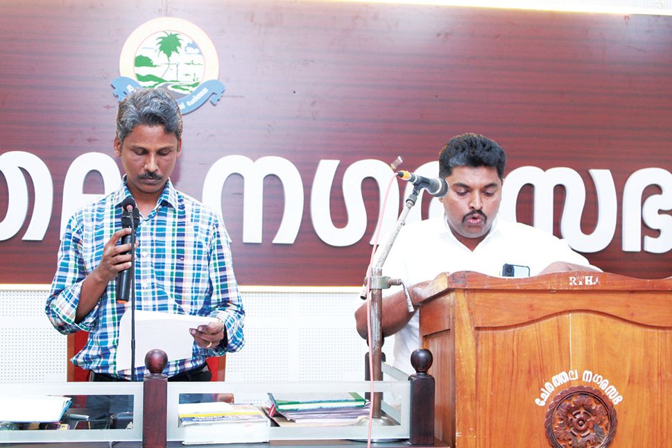  ചേർത്തല നഗരസഭാ ചെയർമാൻ എസ്‌ സോബിന്‌ വരണാധികാരി റിജോ മാത്യു സത്യപ്രതിജ്ഞ ചൊല്ലിക്കൊടുക്കുന്നു