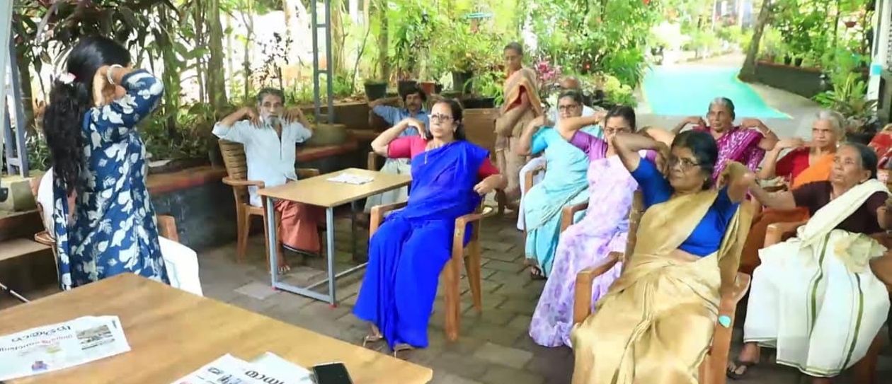   പേരാമ്പ്ര സായംപ്രഭ ഹോമിൽ രാവിലത്തെ യോഗ പരിശീലനം 