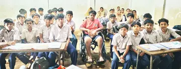 വാൽപ്പാറ ചുരം അപകടത്തിൽ പരിക്കേറ്റ് ചികിത്സയിലുള്ള മുഹമ്മദ് ഷഹദ് ചെറുകുളമ്പ കെഎസ്കെഎം
യുപി സ്കൂളിലെ തന്റെ സഹപാഠികൾക്കൊപ്പം