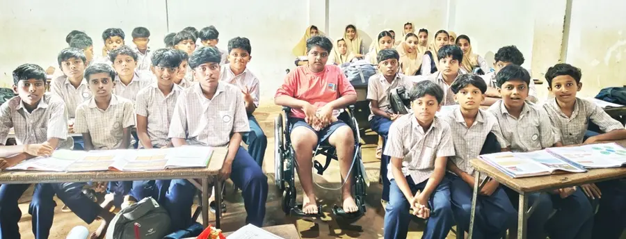 വാൽപ്പാറ ചുരം അപകടത്തിൽ പരിക്കേറ്റ് ചികിത്സയിലുള്ള മുഹമ്മദ് ഷഹദ് ചെറുകുളമ്പ കെഎസ്കെഎം
യുപി സ്കൂളിലെ തന്റെ സഹപാഠികൾക്കൊപ്പം