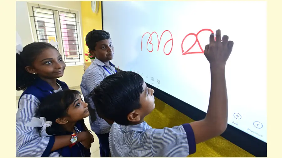 ശ്രീകാര്യം എച്ച്എസ്എസിലെ ഹൈടെക് കെട്ടിട സമുച്ചയത്തിലെ സ്മാർട്ട് ക്ലാസ്സിലെ ഡിജിറ്റൽ ബോർഡിൽ
എഴുതുന്ന കുട്ടികൾ (ഫയൽ ഫോട്ടോ)