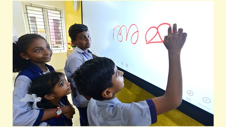 ശ്രീകാര്യം എച്ച്എസ്എസിലെ ഹൈടെക് കെട്ടിട സമുച്ചയത്തിലെ സ്മാർട്ട് ക്ലാസ്സിലെ ഡിജിറ്റൽ ബോർഡിൽ  എഴുതുന്ന കുട്ടികൾ (ഫയൽ ഫോട്ടോ) 