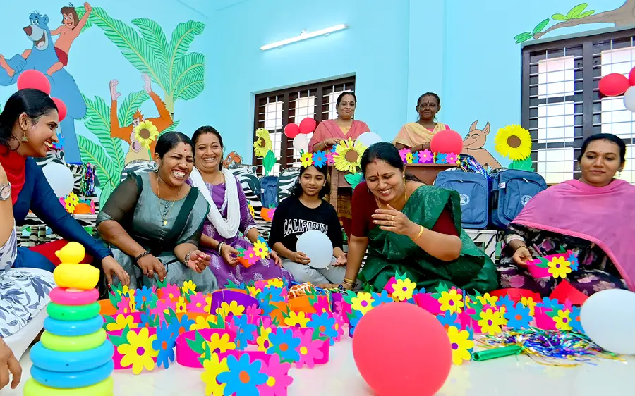 തിരുവനന്തപുരം മണക്കാട് എൽപി സ്കൂളിൽ പ്രവേശനോത്സവത്തിനെത്തുന്ന കുട്ടികൾക്കായി തലപ്പാവുകൾ  തയ്യാറാക്കുന്ന അധ്യാപികമാർ  					ഫോട്ടോ: എ ആർ അരുൺരാജ്