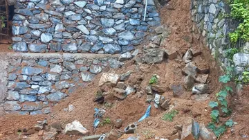 സംരക്ഷണ ഭിത്തി നിർമാണത്തിനിടയിൽ തകർന്നു