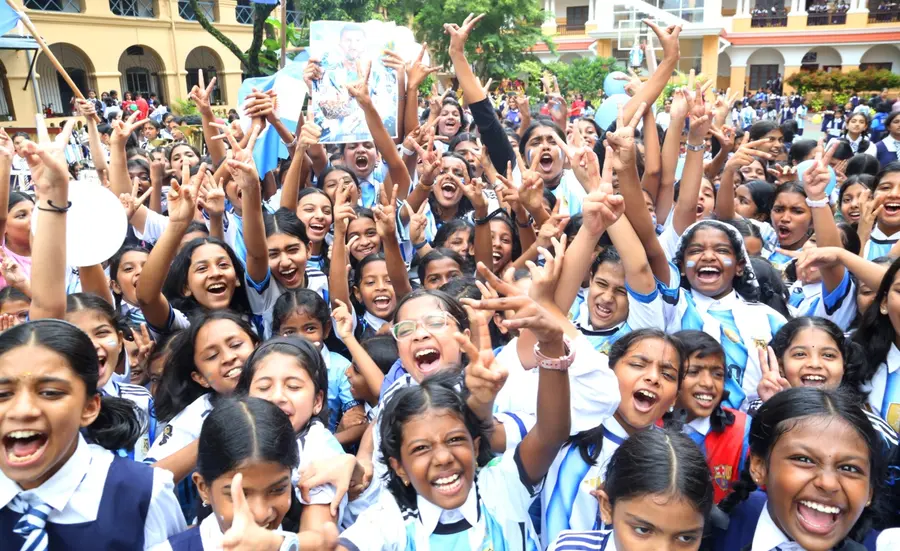 കോഴിക്കോട് സെന്റ് ജോസഫ്സ് ആംഗ്ലോ ഇന്ത്യൻ ഗേൾസ് ഹയർ സെക്കൻഡറി സ്കൂളിൽ നടന്ന ലോകകപ്പ് ഫാൻസ് ഷോയിൽ അണിനിരന്ന അർജന്റീന ആരാധകരായ വിദ്യാർഥികൾ