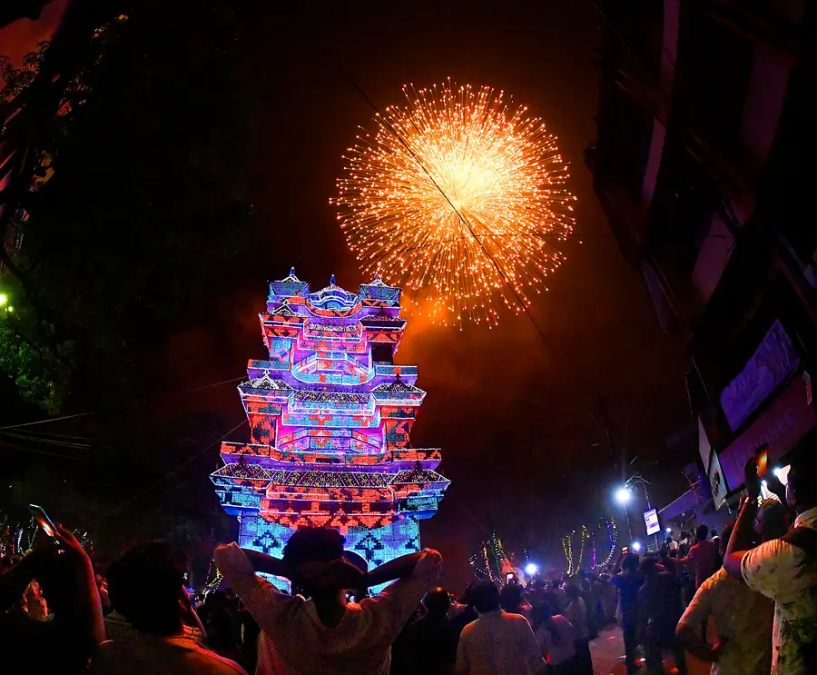 പാറമേക്കാവ് വിഭാഗം സാമ്പിൾ വെടിക്കെട്ടിൽനിന്ന് / ഫോട്ടോ: എം എ ശിവപ്രസാദ്