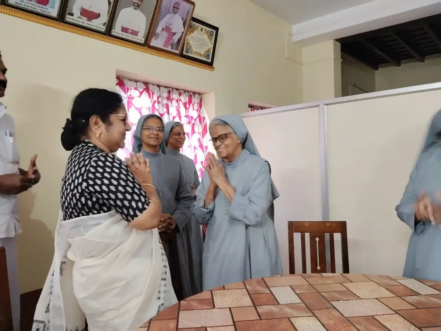 കല്ലേറ്റുംങ്കര പാവനമാത പ്രൊവിൻഷൽ ഹൗസിലെത്തി വോട്ടഭ്യർഥിക്കുന്ന ഇരിങ്ങാലക്കുട മണ്ഡലം എല്‍ഡിഎഫ്  സ്ഥാനാര്‍ഥി ആർ ബിന്ദു 