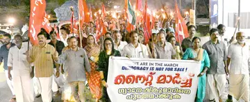 ജന്തര്‍മന്തര്‍ പ്രക്ഷോഭത്തിന് ഐക്യദാര്‍ഢ്യവുമായി മലപ്പുറം ആലത്തിയൂര്‍പടിയില്‍ കര്‍ഷക മോര്‍ച്ച നടത്തിയ നൈറ്റ് മാര്‍ച്ച്