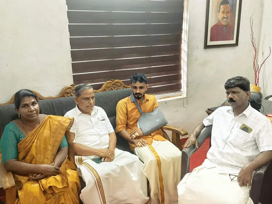 കെഎസ്‌യു ഗുണ്ടകളുടെയും പൊലീസിന്റെയും ആക്രമണത്തിൽ പരിക്കേറ്റ എസ്എഫ്ഐ സംസ്ഥാന പ്രസിഡന്റ്  എം ശിവപ്രസാദിനെ കെഎസ്‌കെടിയു നേതാക്കൾ സന്ദർശിക്കുന്നു