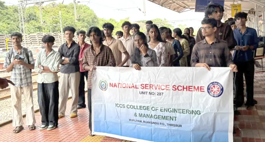 എൻഎസ്എസ് വളന്റിയർമാർ പുതുക്കാട് റെയിൽവേ സ്റ്റേഷൻ ശുചീകരണത്തിൽ