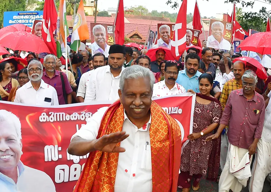 കുന്നംകുളം മണ്ഡലം എൽഡിഎഫ് സ്ഥാനാർഥി എ സി മൊയ്തീൻ പ്രചാരണത്തിനിടെ