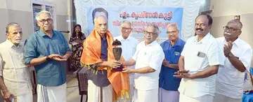 എം കൃഷ്ണൻകുട്ടി സ്മാരകസമിതി ഏർപ്പെടുത്തിയ പുരസ്കാരം കവി അരിയന്നൂർ ഉണ്ണികൃഷ്ണന് ഗുരുവായൂർ ദേവസ്വം ചെയർമാൻ ഡോ.വി കെ വിജയൻ സമ്മാനിക്കുന്നു