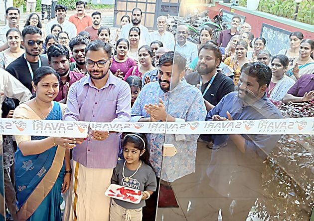 സവാരി റിസോർട്ട്‌സ് സവാരി ഗ്രൂപ്പ് സി ഇ ഒ ജൂലി സി എസ് , പാർട്ട്ണർ സരിൻ  പി കെ എന്നിവർ ചേർന്ന് ഉദ്ഘാടനം നിർവഹിക്കുന്നു