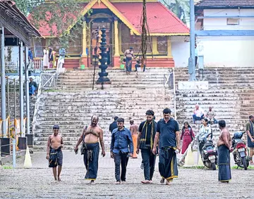 sabarimala theerthaadakare varavelkkan