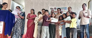 വിജ്ഞാനോത്സവ വിജയികൾക്ക് പറപ്പൂക്കര പഞ്ചായത്ത് പ്രസിഡന്റ്
ബീന സുരേന്ദ്രൻ സർട്ടിഫിക്കറ്റ് നൽകുന്നു