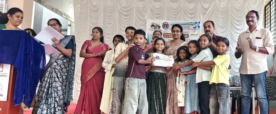 വിജ്ഞാനോത്സവ വിജയികൾക്ക് പറപ്പൂക്കര പഞ്ചായത്ത് പ്രസിഡന്റ്‌  ബീന സുരേന്ദ്രൻ സർട്ടിഫിക്കറ്റ് നൽകുന്നു 