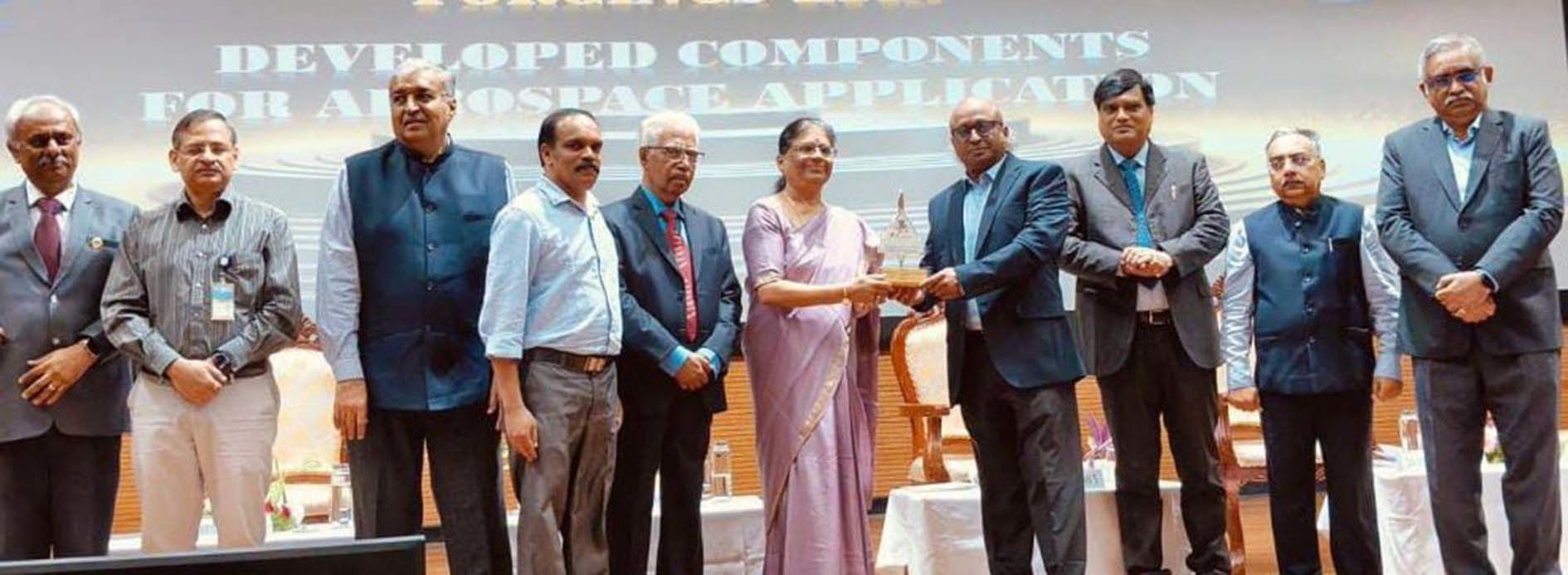 എച്ച്​എഎൽ ഡയറക്ടർ ജനറൽ ഡോ.  കെ രാജലക്ഷ്​മി മേനോനിൽ നിന്ന്​ എസ്ഐഎഫ്എൽ എംഡി  കമാൻഡർ പി സുരേഷ് പുരസ്കാരം ഏറ്റുവാങ്ങുന്നു 