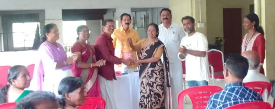 കറവപ്പശുക്കൾക്കുള്ള ധാതുലവണങ്ങൾ നൽകുന്നതിന്റെ ഉദ്ഘാടനം ചെയർപേഴ്സൺ ടി കെ ഗീത നിർവഹിക്കുന്നു