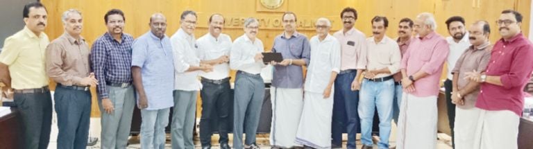 സിൻഡിക്കറ്റംഗങ്ങൾക്കുള്ള ടാബ് വിതരണത്തിന്റെ ഉദ്ഘാടനം വിസി ഡോ. പി രവീന്ദ്രൻ നിർവഹിക്കുന്നു