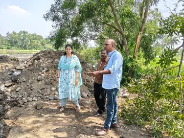 പൊയ്യ പഞ്ചായത്തിൽ പള്ളിപ്പുറം വില്ലേജിൽ തണ്ണീർത്തടം നികത്താൻ ശ്രമം നടന്ന സ്ഥലത്ത് റവന്യൂ വകുപ്പ് അധികൃതർ പരിശോധിക്കുന്നു
