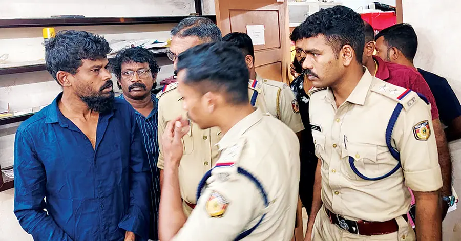 ധനേഷ്‌കുമാറിനെ മോഷണം നടത്തിയ ഭാഗ്യക്കുറി വിൽപ്പനശാലയിലെത്തിച്ച് തെളിവെടുക്കുന്നു