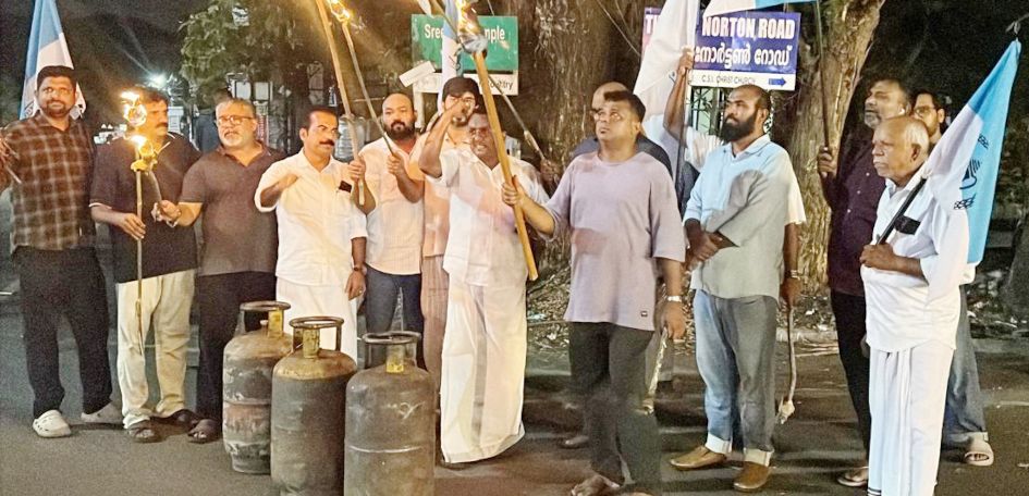 പാചക വാതക സിലിണ്ടറിന്റെ വിലവർധനവിൽ പ്രതിഷേധിച്ച്‌ കേരള ഹോട്ടൽ ആൻഡ് റെസ്റ്റോറന്റ് അസോസിയേഷൻ  നേതൃത്വത്തിൽ ആലപ്പുഴ പാസ്‌പോർട്ട് ഓഫീസിന്  മുന്നിൽ സംഘടിപ്പിച്ച പന്തംകൊളുത്തി പ്രകടനം