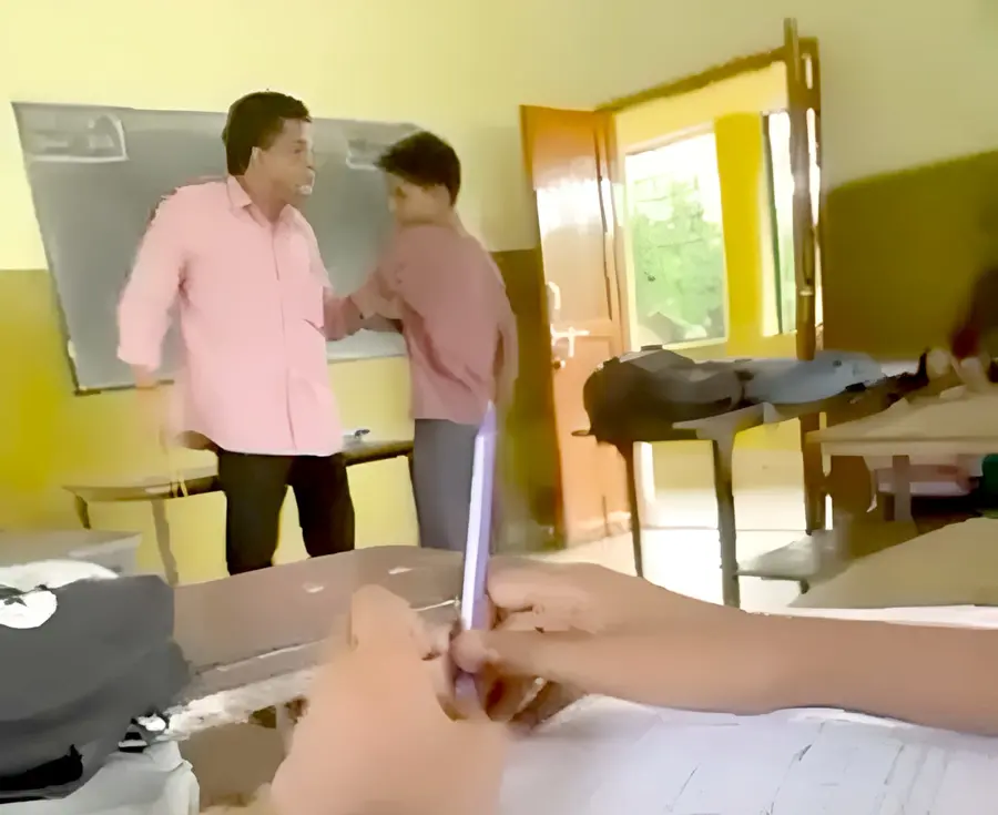 ക്ലാസ് മുറിയിൽ വിദ്യാർഥിയെ ക്രൂരമായി മർദിക്കുന്ന അധ്യാപകൻ മണികണ്ഠൻ