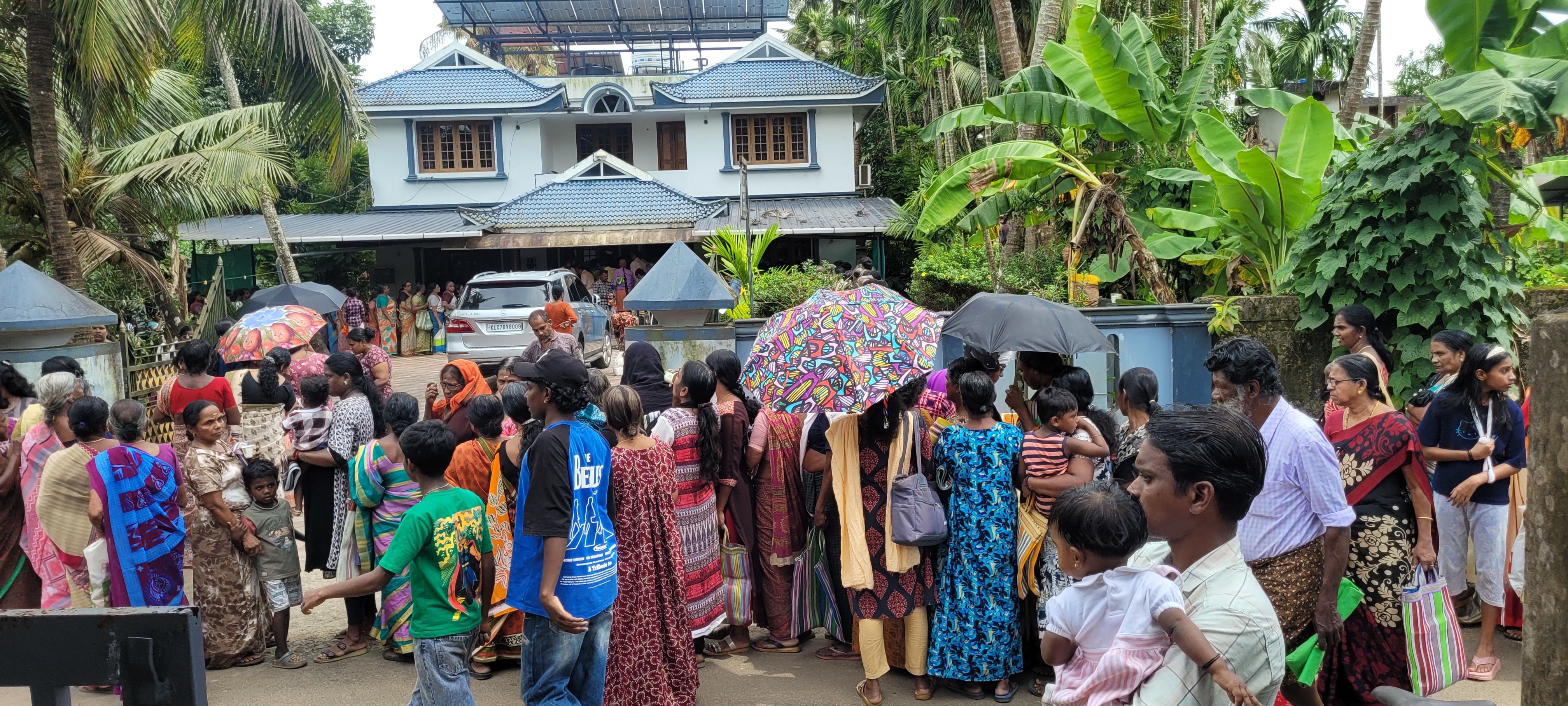 കുരിക്കപ്പീടിക ഉമ്മറിന്റെ വീട്ടിൽ കിറ്റ് വാങ്ങാനെത്തിയവർ