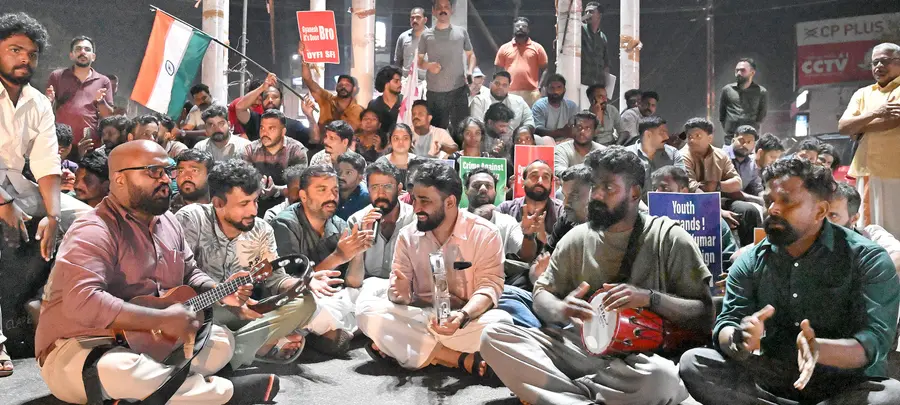 ഡിവൈഎഫ്ഐ നേതൃത്വത്തില് മലപ്പുറത്ത് നടത്തിയ ജന്തര്മന്തര് സമര ഐക്യദാര്ഢ്യ സദസ്സില് പ്രവര്ത്തകര് പാട്ടുപാടുന്നു