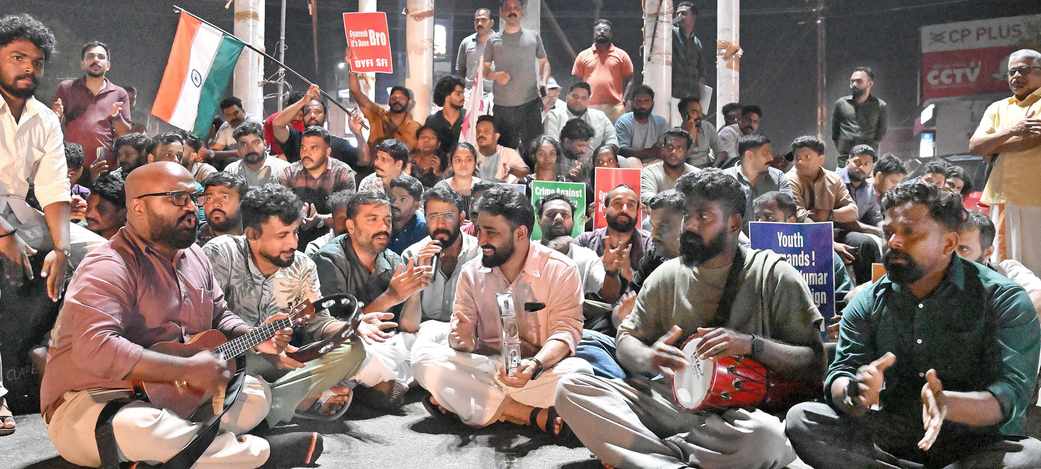 ഡിവൈഎഫ്ഐ നേതൃത്വത്തില്‍ മലപ്പുറത്ത് നടത്തിയ ജന്തര്‍മന്തര്‍ സമര ഐക്യദാര്‍ഢ്യ സദസ്സില്‍ പ്രവര്‍ത്തകര്‍ പാട്ടുപാടുന്നു