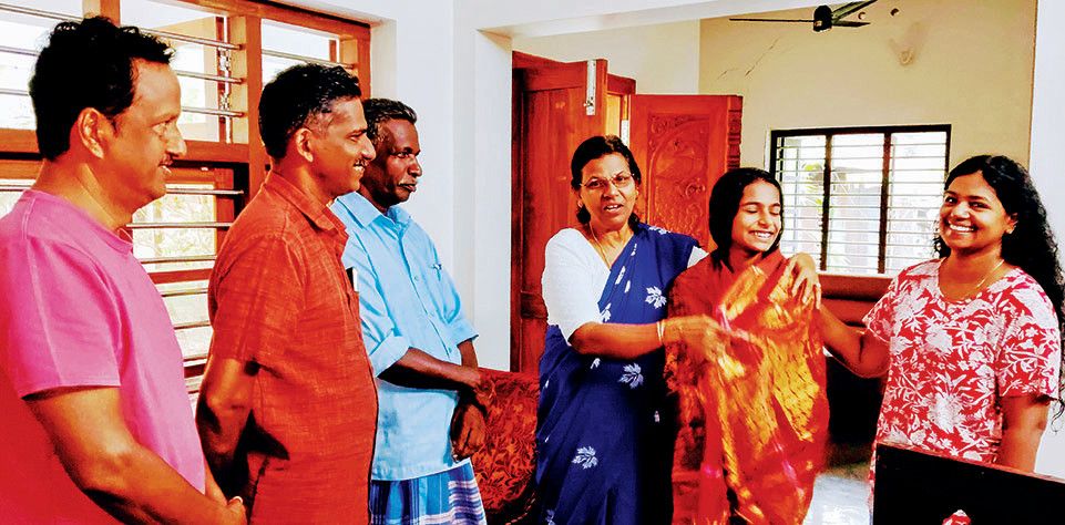 സംസ്ഥാന മിനിഅത്ലറ്റിക് ചാമ്പ്യൻഷിപ്പിൽ ഇരട്ട സ്വർണം നേടിയ അനിക ആർ കണ്ണനെ പഞ്ചായത്ത്‌ വൈസ് പ്രസിഡന്റ് പി എൻ നസീമ അനുമോദിക്കുന്നു