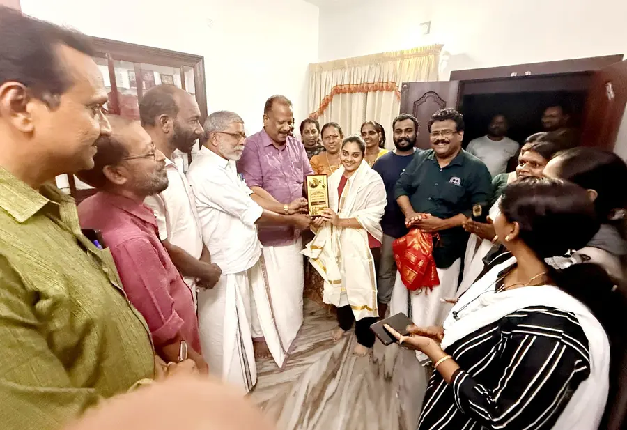 എംബിഎ പരീക്ഷയിൽ ഒന്നാം റാങ്ക് കരസ്ഥമാക്കിയ വി എസ് ദേവികയെ ഇ ടി ടൈസൺ എംഎൽഎ അനുമോദിക്കുന്നു