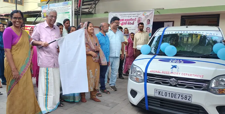 മൊബൈല് വെറ്ററിനറി യൂണിറ്റുകളുടെ ഫ്ലാഗ് ഓഫ് പി നന്ദകുമാര് എംഎല്എ നിര്വഹിക്കുന്നു