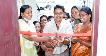 ആശ വർക്കർമാർക്കുള്ള ഡൈനിങ് റൂം ഉദ്ഘാടനം തളിക്കുളം പഞ്ചായത്ത് പ്രസിഡന്റ് പി ഐ സജിത നിർവഹിക്കുന്നു