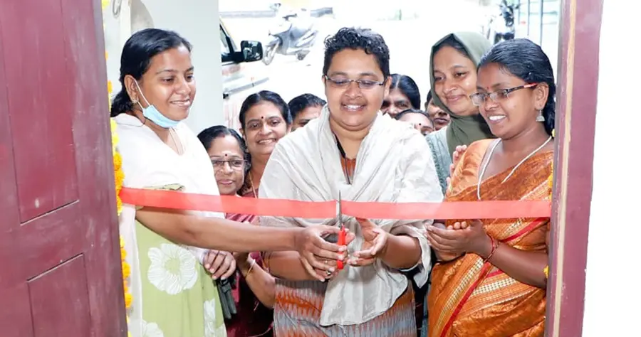 ആശ വർക്കർമാർക്കുള്ള ഡൈനിങ് റൂം ഉദ്ഘാടനം തളിക്കുളം പഞ്ചായത്ത് പ്രസിഡന്റ് പി ഐ സജിത നിർവഹിക്കുന്നു