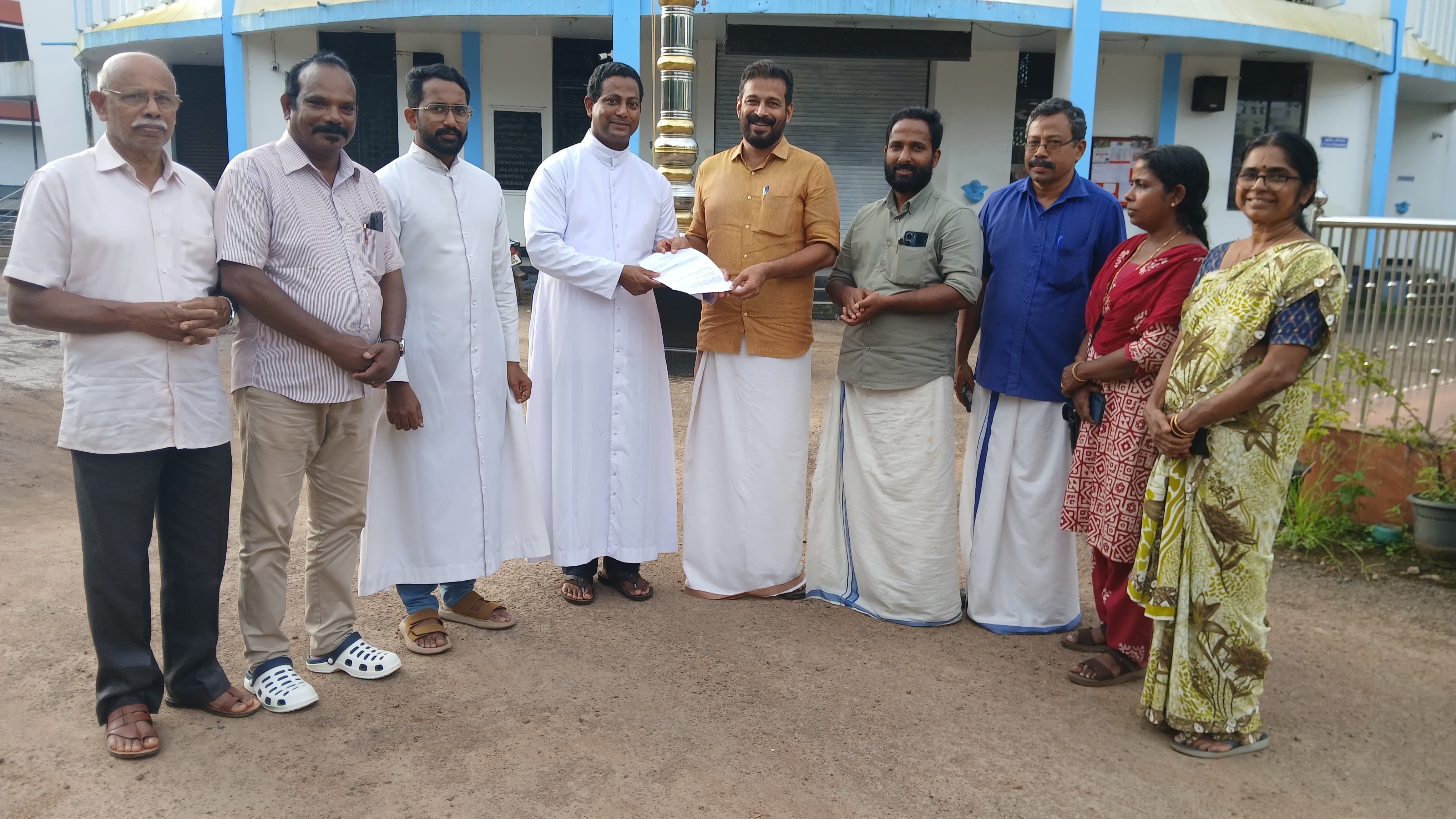 ഭൂമി ഏറ്റെടുത്തതിന്റെ രേഖകൾ ഇടവക വികാരി ജോജു പൊറുത്തൂർ, ഇടവക അസിസ്റ്റന്റ്‌ വികാരി ആൽബിൻ ചൂണ്ടൽ എന്നിവർക്ക്  എംഎൽഎ കൈമാറുന്നു