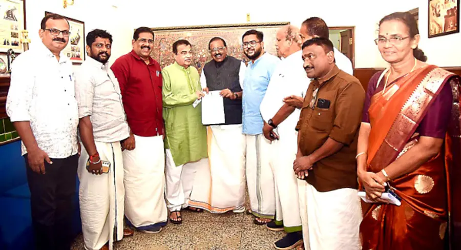 നീലേശ്വരം നഗരസഭ കർമസമിതി കേന്ദ്ര ഉപരിതല ഗതാഗത മന്ത്രി നിധിൻ ഗഡ്ഗരിക്ക് നിവേദനം നൽകുന്നു