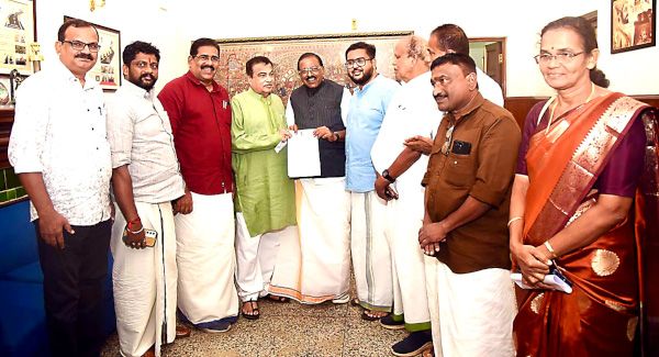 നീലേശ്വരം നഗരസഭ കർമസമിതി കേന്ദ്ര ഉപരിതല ഗതാഗത മന്ത്രി നിധിൻ ഗഡ്ഗരിക്ക് നിവേദനം നൽകുന്നു
