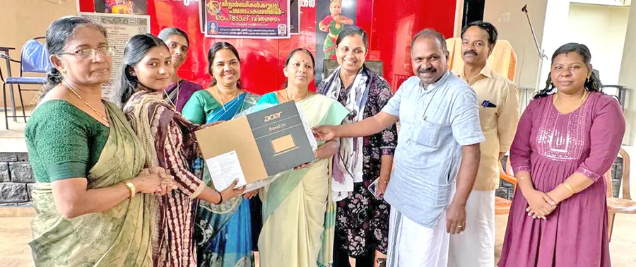 പൂമംഗലം പഞ്ചായത്തിൽ വിദ്യാർഥികൾക്ക് ലാപ്ടോപ് വിതരണം ജില്ലാ പഞ്ചായത്ത് വൈസ് പ്രസിഡന്റ് ലത ചന്ദ്രൻ നിർവഹിക്കുന്നു