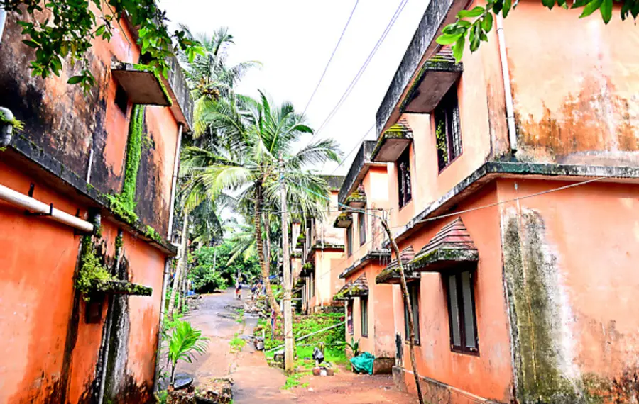 കാസർകോട്‌ ബീരന്ത്‌വയലിൽ മത്സ്യത്തൊഴിലാളി കുടുംബങ്ങൾക്കായി നിർമിച്ചു നൽകിയ സുനാമി ഫ്‌ളാറ്റുകൾ