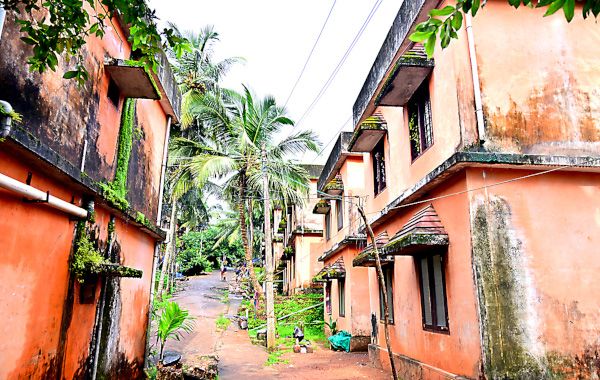 കാസർകോട്‌ ബീരന്ത്‌വയലിൽ മത്സ്യത്തൊഴിലാളി കുടുംബങ്ങൾക്കായി നിർമിച്ചു നൽകിയ സുനാമി ഫ്‌ളാറ്റുകൾ