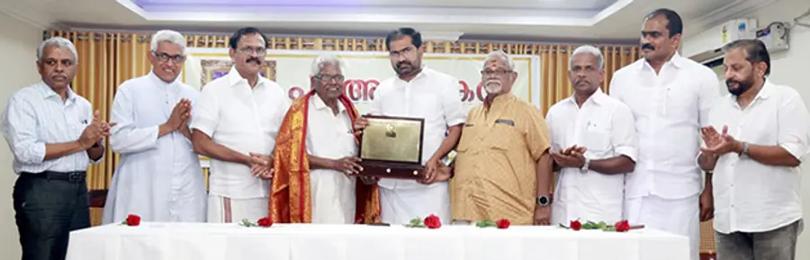 പി അശോകന് മെമ്മോറിയല് മെറിട്ടോറിയസ് അവാര്ഡ് മുന് എംഎല്എ
എ കെ ചന്ദ്രന് സമ്മാനിക്കുന്നു