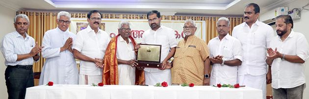 പി അശോകന്‍ മെമ്മോറിയല്‍ മെറിട്ടോറിയസ് അവാര്‍ഡ് മുന്‍ എംഎല്‍എ  എ കെ ചന്ദ്രന് സമ്മാനിക്കുന്നു