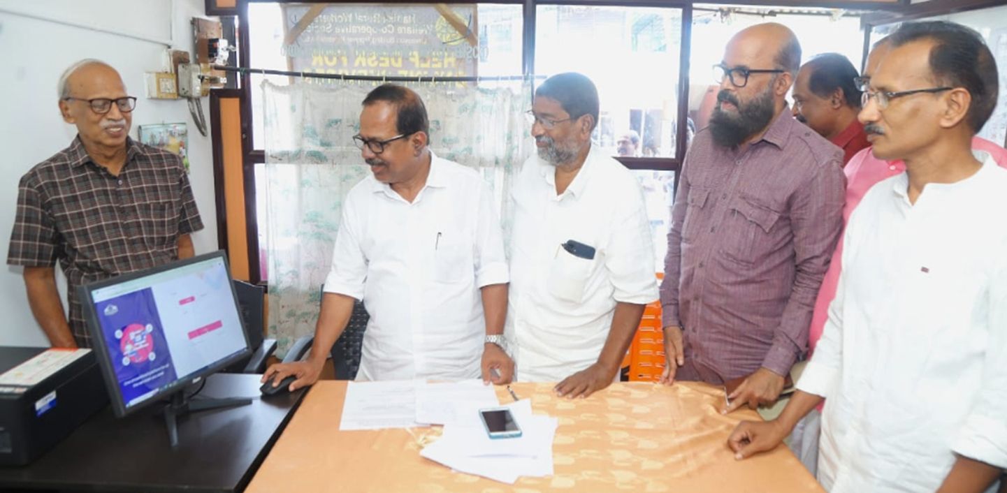 നാട്ടിക റൂറൽ വർക്കേഴ്സ് വെൽഫയർ സഹകരണ സംഘത്തിൽ ഓൺലൈൻ ഹെൽപ്പ്‌ ഡെസ്കിന്റെ പ്രവർത്തനം -കൊച്ചിൻ ദേവസ്വം ബോർഡ് പ്രസിഡന്റ്‌ കെ രവീന്ദ്രൻ  ഉദ്‌ഘാടനം  ചെയ്യുന്നു