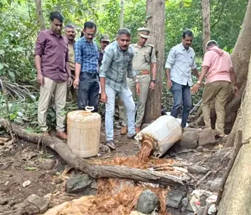 രണ്ടു കൈ വീരഞ്ചിറ വനത്തിൽ നിന്നും കണ്ടെടുത്ത വാഷ് നശിപ്പിക്കുന്നു